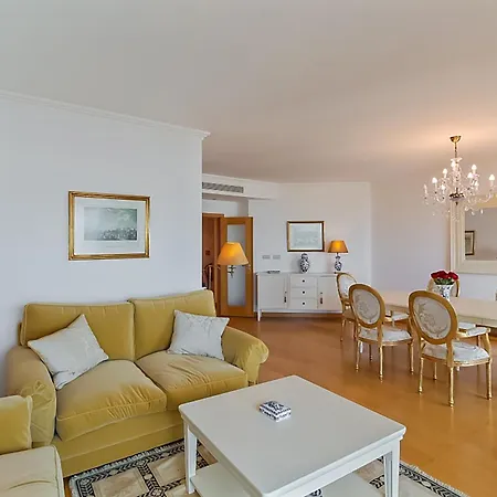 Haven In - Exquisite 15th And Floor With Elevators, Air Conditioning And An Incredible View From The 7 Meters Balcony To The Longest Waterfront In アパート リスボン